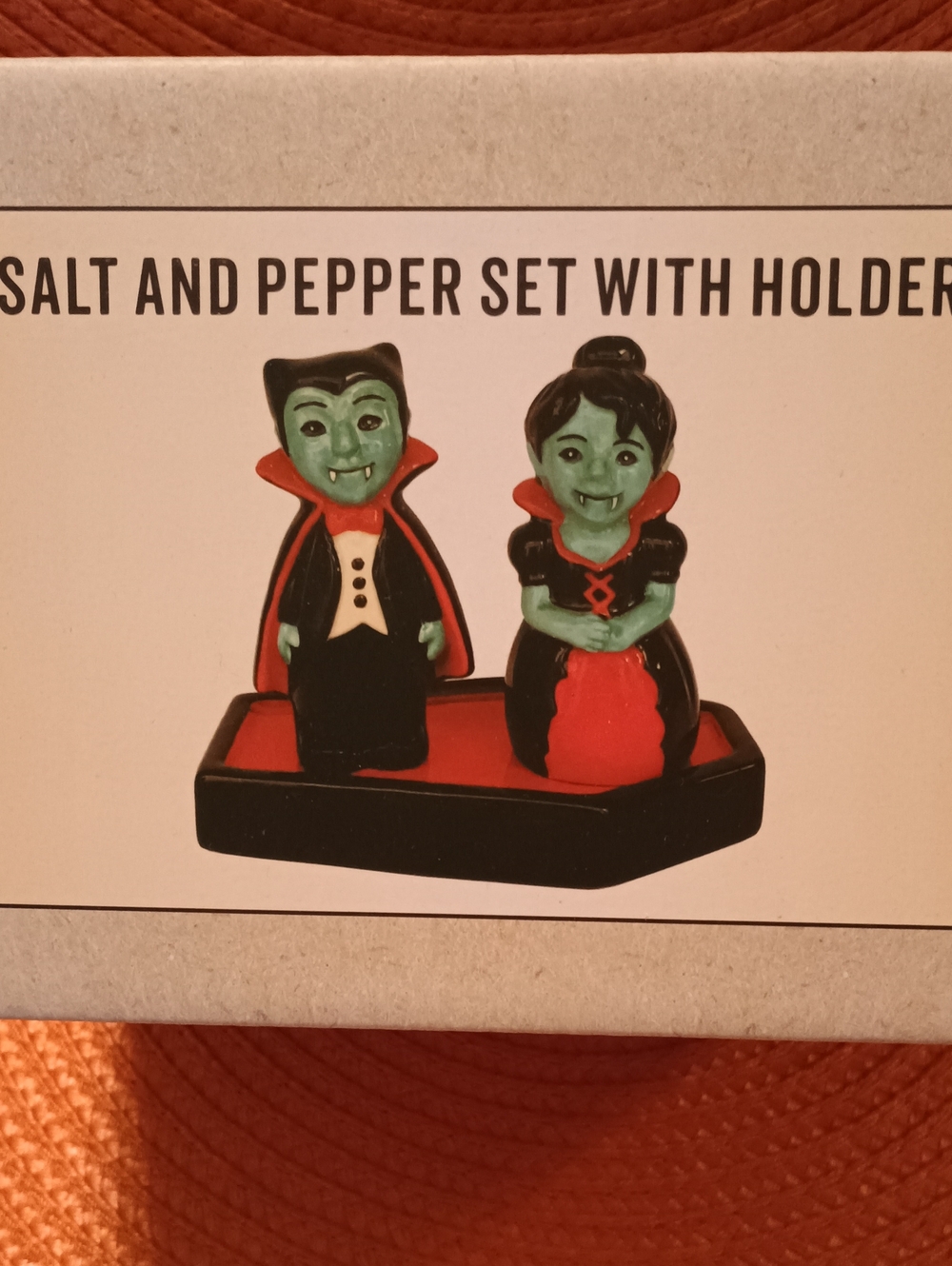 NWT Cracker Barrel Vampire Couple Salt & Pepper Shaker Set Exclusive